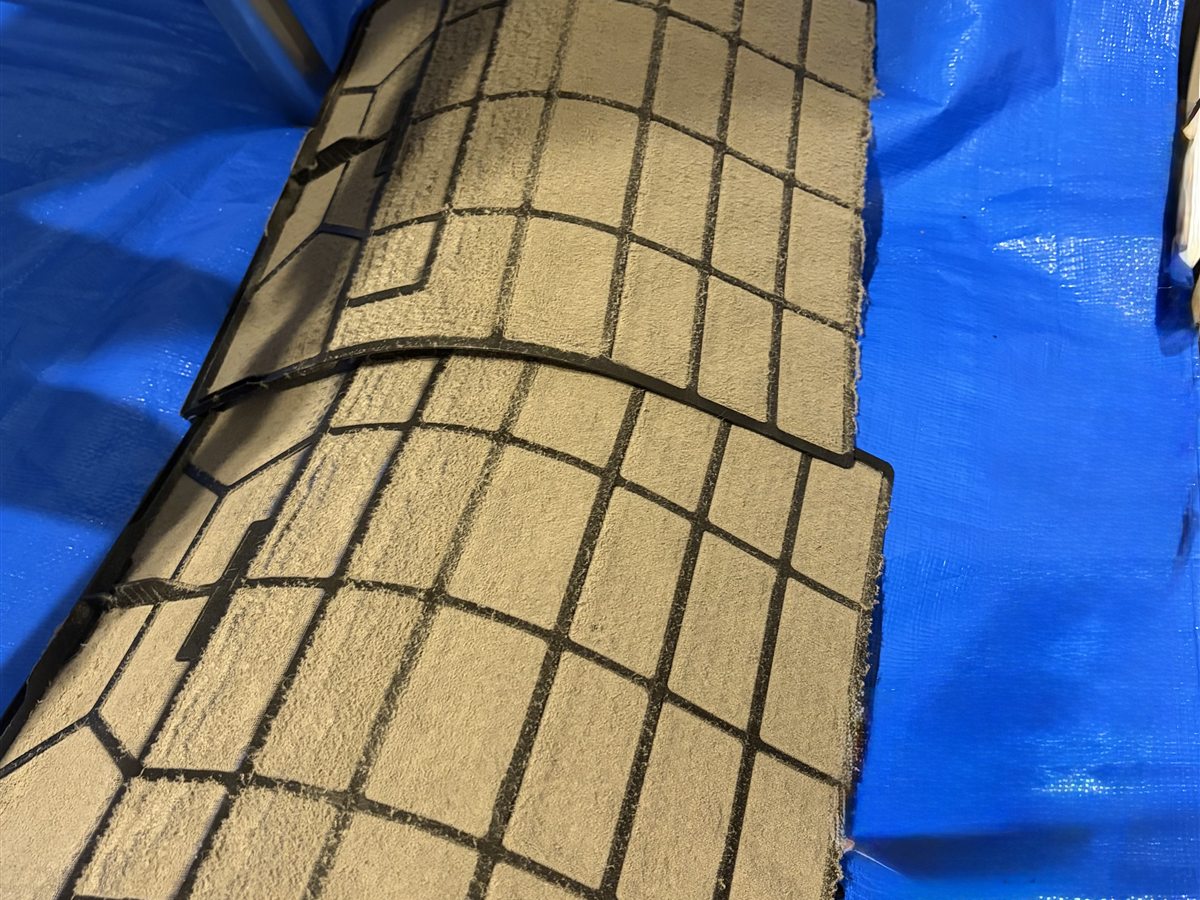 エアコンから取り外した、ホコリで汚れたフィルター