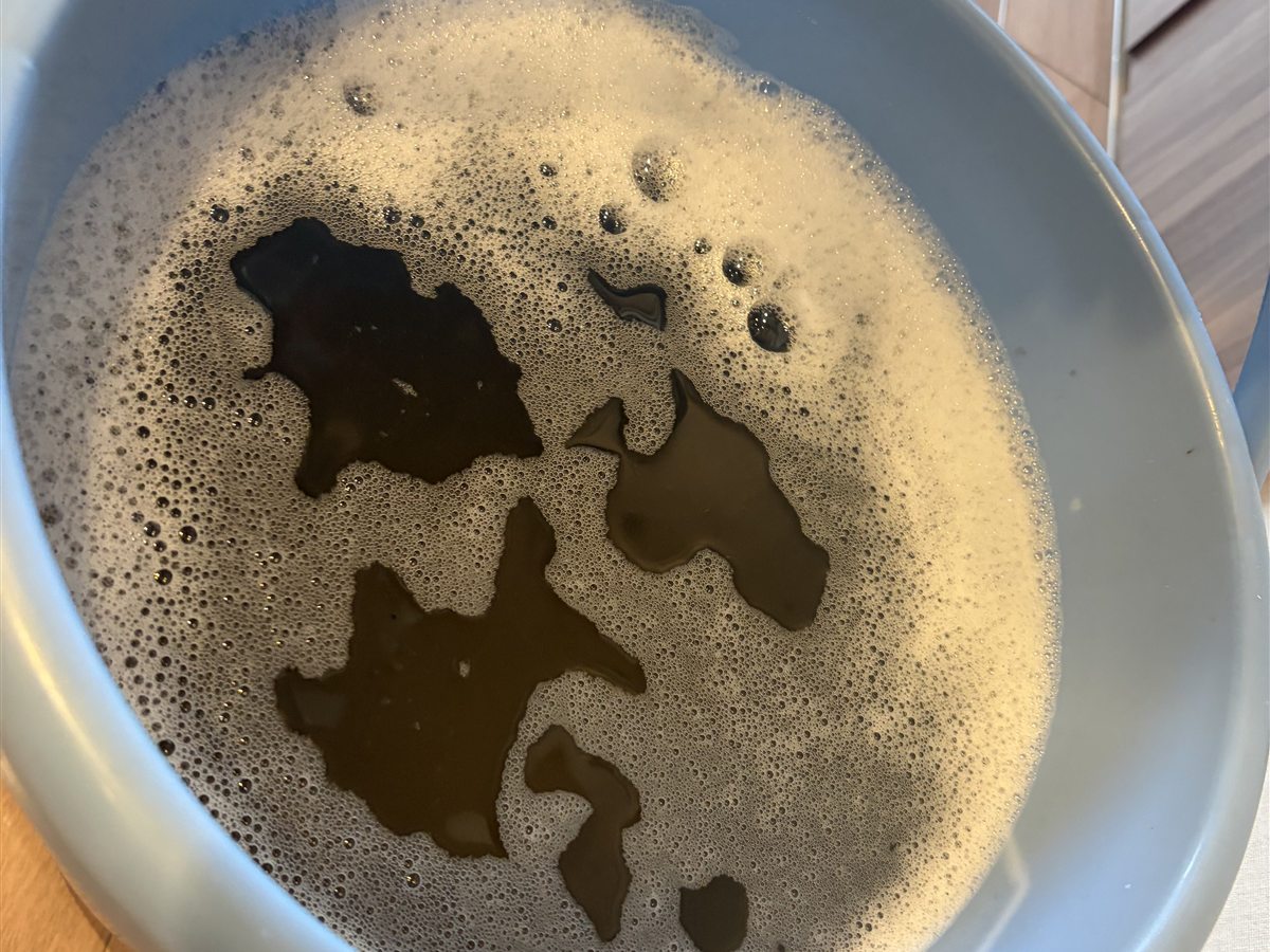 エアコンクリーニングで実際に出た、黒く濁った汚れ水